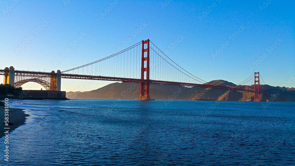 Obraz premium Vue du Golden Gate bridge depuis la plage