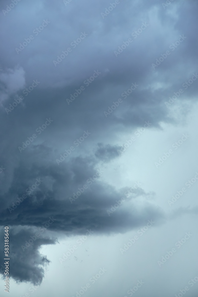 Obraz premium A blue sky full of white clouds