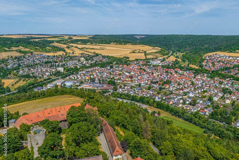 Obraz premium Ausblick über die Burg auf Igersheim im Taubertal