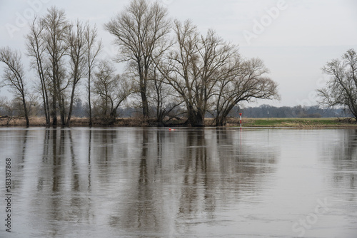 die Elbe mit Hochwasser © StG Stockfoto