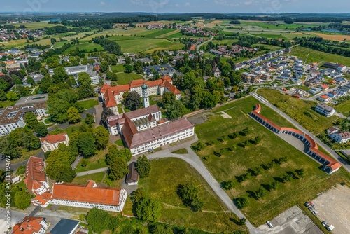 Foto Die barocke Klosteranlage Bad Schussenried in Oberschwaben im Luftbild