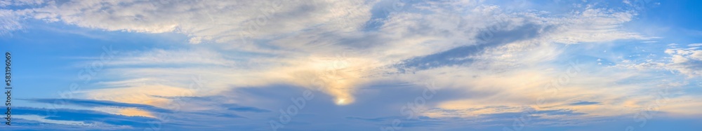 Panorama von einem blauen Himmel mit Sonne und Wolken