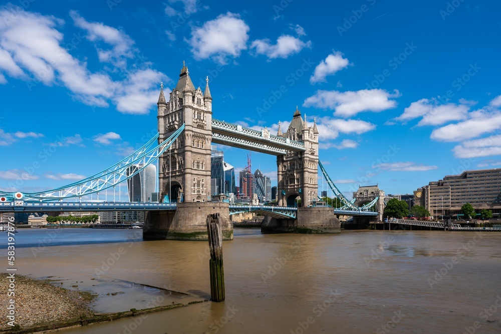 Obraz premium Scenic shot of the Tower Bridge and the city skyline in London, Europe