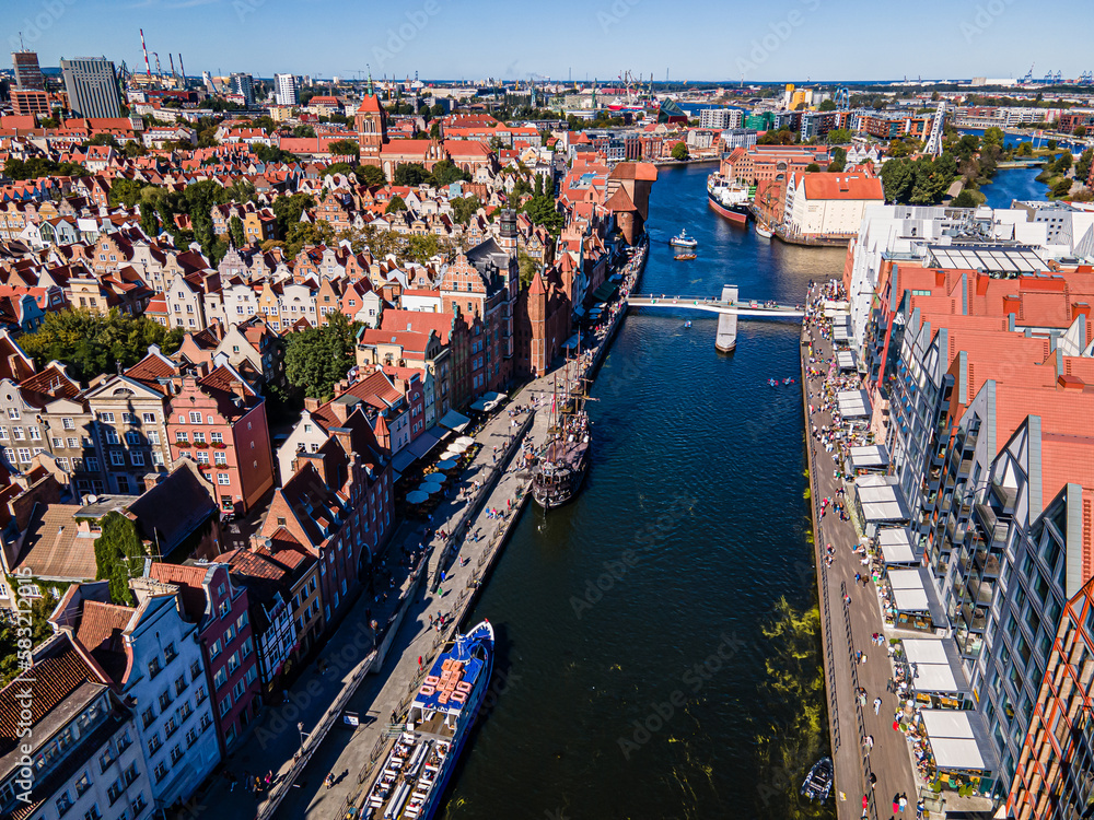 Obraz premium Top view of the Motlawa River and the old town of Gdansk.