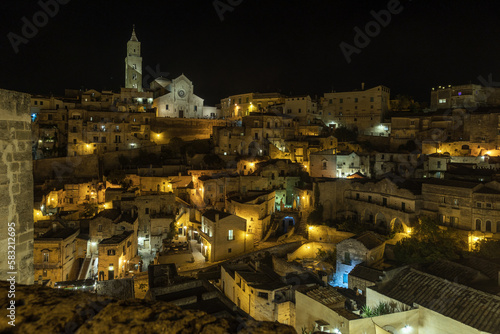 Vista panoramica di Matera di notte, Basilicata, Italia meridionale.