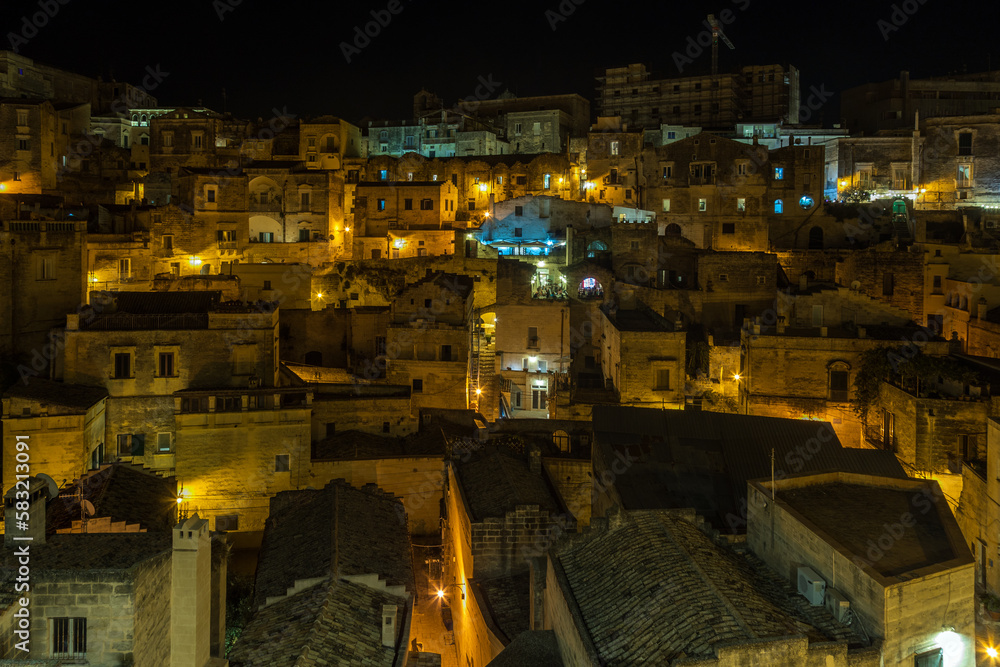 Vista panoramica di Matera di notte, Basilicata, Italia meridionale. Vista panoramica di Matera di notte, Basilicata, Italia meridionale.