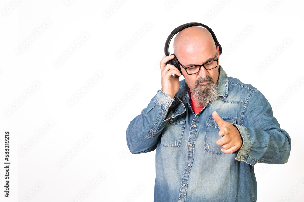 hombre de mediana edad calvo con perilla y gafas escuchando musica con auriculares en el movil entusiasmado con camisa vaquera hombre de mediana edad calvo con perilla y gafas escuchando musica con auriculares en el movil entusiasmado con camisa vaquera
