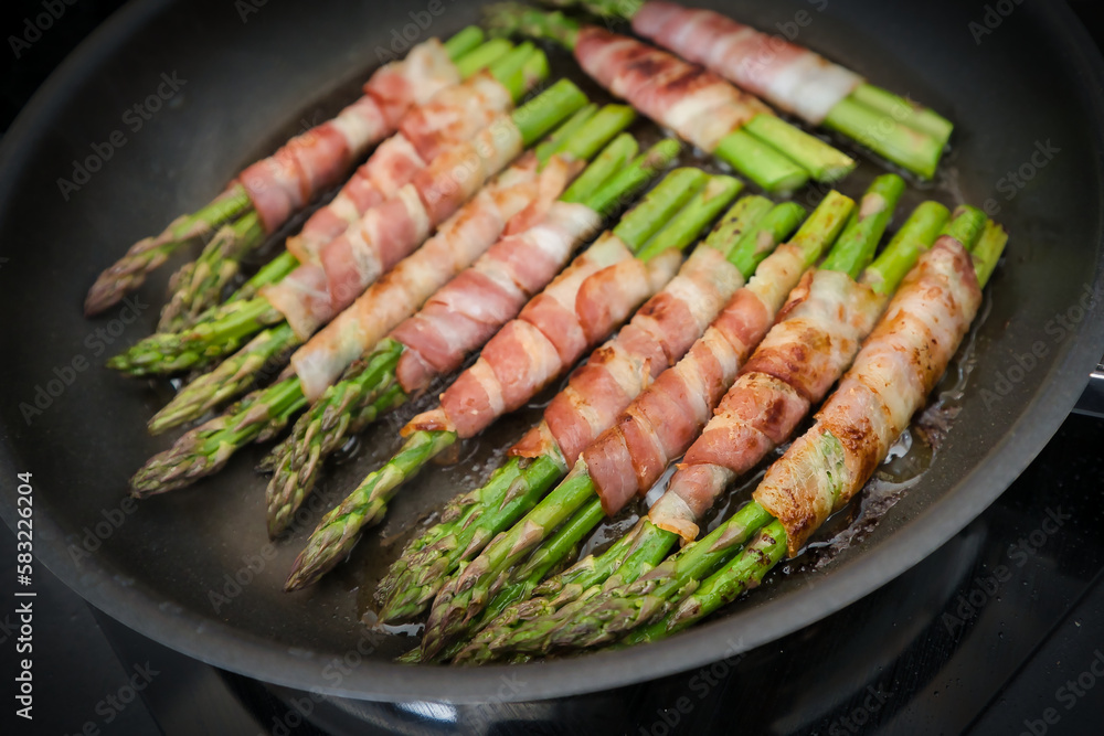 Grüner Spargel im Speckmantel knusprig angebraten Stock Photo | Adobe Stock