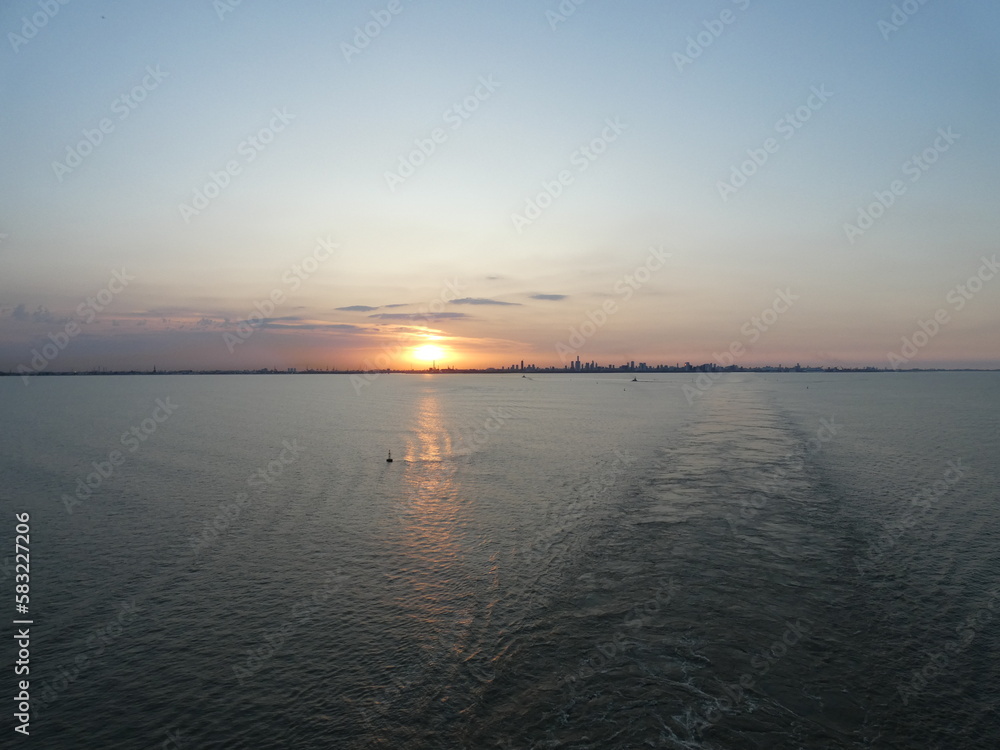 Lujoso crucero dejando Buenos Aires en la puesta del sol