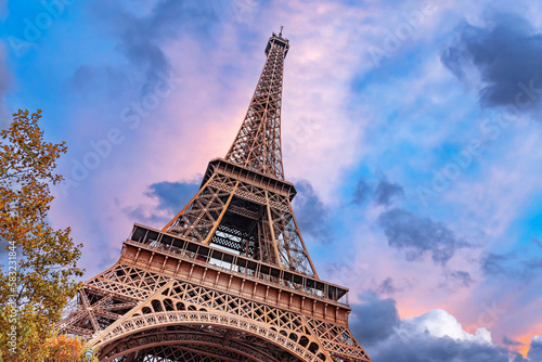 Obraz na płótnie The Eiffel Tower in Paris against the backdrop of a beautiful evening sky. w salonie