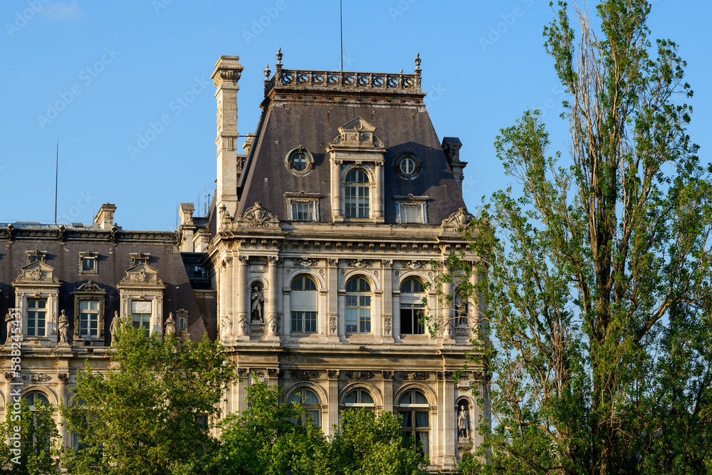 The town hall , in Europe, in France, in Ile de France, in Paris, in summer, on a sunny day.