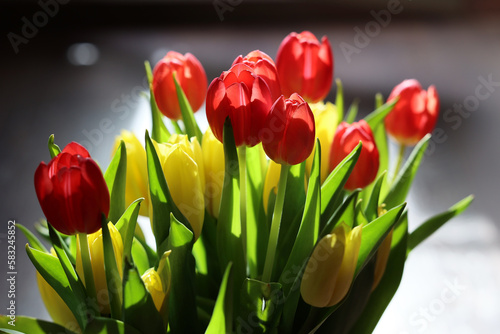 Bukiet czerwonych tulipany w szklanym wazonie.