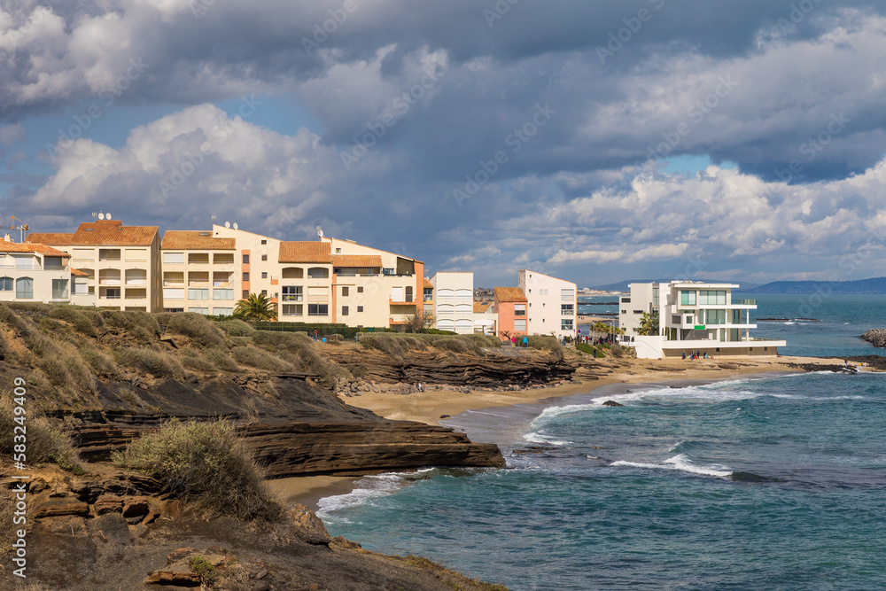 Méditerranée et quartier des falaises du Cap d'Agde depuis les falaises volcaniques aux couleurs caractéristiques