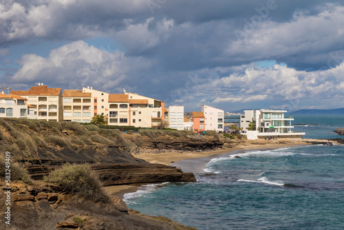 Méditerranée et quartier des falaises du Cap d'Agde depuis les falaises volcaniques aux couleurs caractéristiques