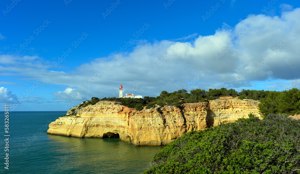 Obraz premium Farol de Alfanzina in Carvoeiro, Lagoa (Algarve, Portugal)