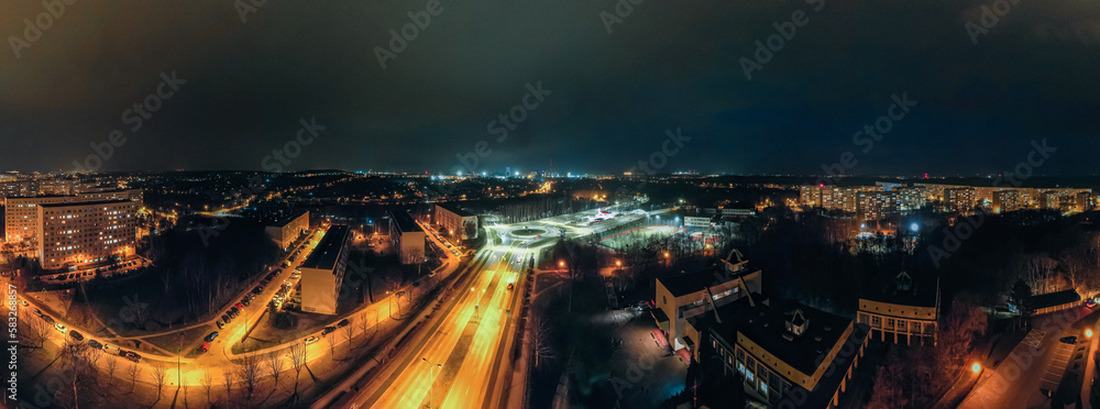 Miasto nocą, rondo w mieście przemysłowym Jastrzębie Zdrój na Śląsku w Polsce, panorama z lotu ptaka