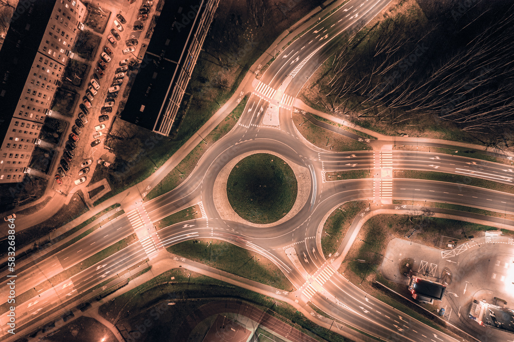 Miasto nocą, rondo w mieście przemysłowym Jastrzębie Zdrój na Śląsku w Polsce, panorama z lotu ptaka