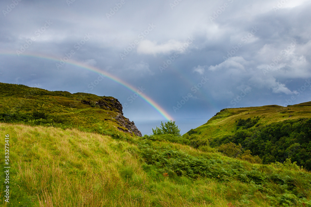 Regenbogen über dem Wasser nahe der Isle of Skye in Schottland