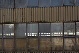 Stara hala przemysłowa ze scianami z blachy falistej i z dużymi oknami . Hala obecnie też wykozystywana do produkcji . Strefa przemysłowa w mieście .