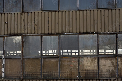 Stara hala przemysłowa ze scianami z blachy falistej i z dużymi oknami . Hala obecnie też wykozystywana do produkcji . Strefa przemysłowa w mieście .