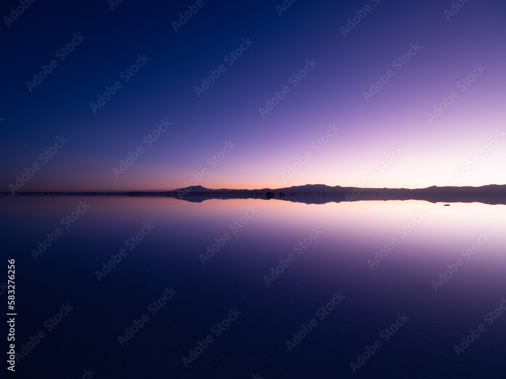Fototapeta premium ウユニ塩湖の夕日