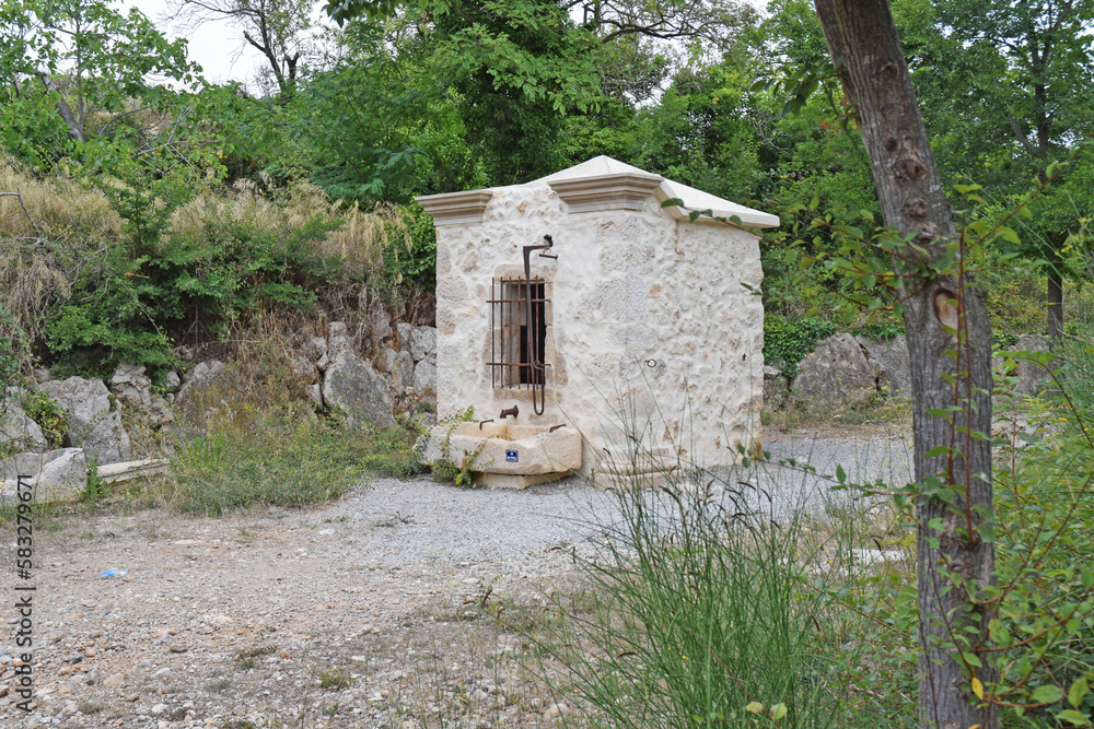Abri en pierres avec une pompe envoyant de l'eau dans un abreuvoir. Abri en pierres avec une pompe envoyant de l'eau dans un abreuvoir.