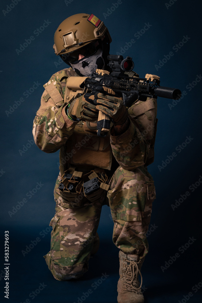 Fototapeta premium soldado militar en sesión de fotos en estudio