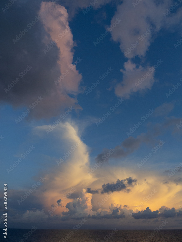 Gewitterwolken bei Sonnenuntergang über den Liparischen Inseln, Sizilien