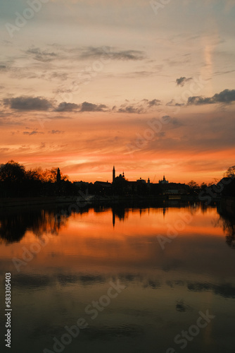 Obraz na płótnie Sunset over the river. Dramatic clouds on the sky. Wrocław, Poland w salonie