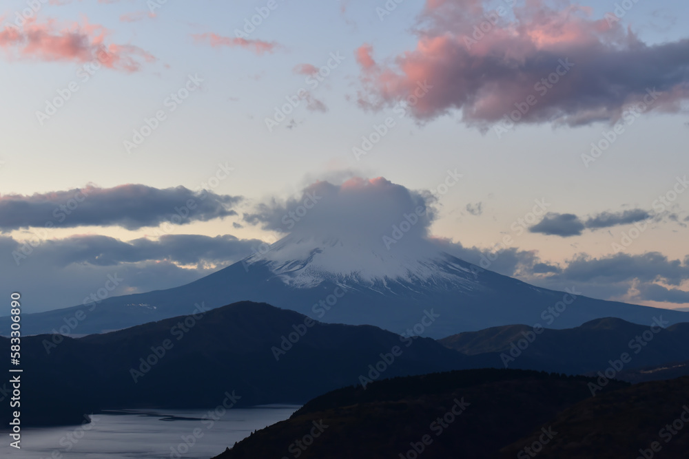 雪化粧の富士山夕焼けのピンク色の雲
