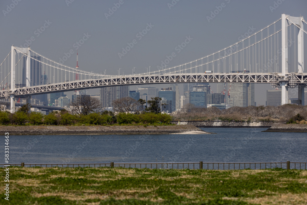 Naklejka premium 都内の海に架かるブリッジ