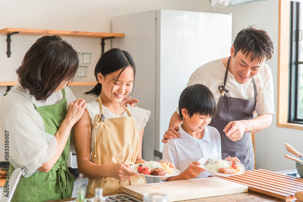 家のキッチンで子供と一緒に料理・クッキング・お手伝いする子供と夫婦・親子・家族
家のキッチンで子供と一緒に料理・クッキング・お手伝いする子供と夫婦・親子・家族