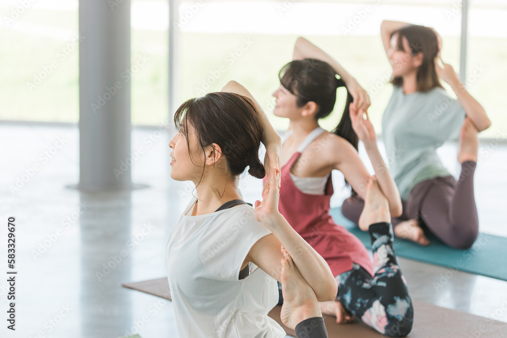 ヨガスタジオ・ヨガ教室でヨガ・ピラティスをする女性達(スポーツジム)
ヨガスタジオ・ヨガ教室でヨガ・ピラティスをする女性達(スポーツジム)