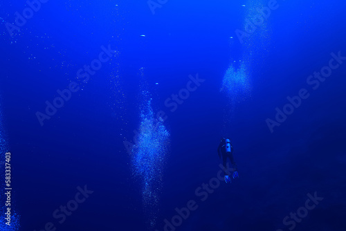 group of divers depth bubbles dive