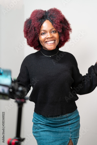 giovane ragazza americana con i capelli afro fa video in diretta sui social media photo