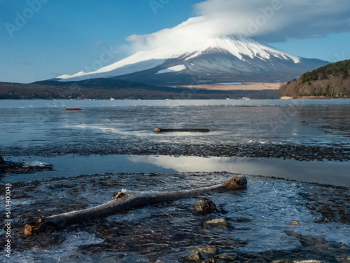 富士山と凍った山中湖