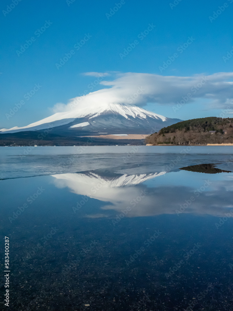 Obraz premium 富士山と凍った山中湖