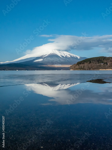 富士山と凍った山中湖