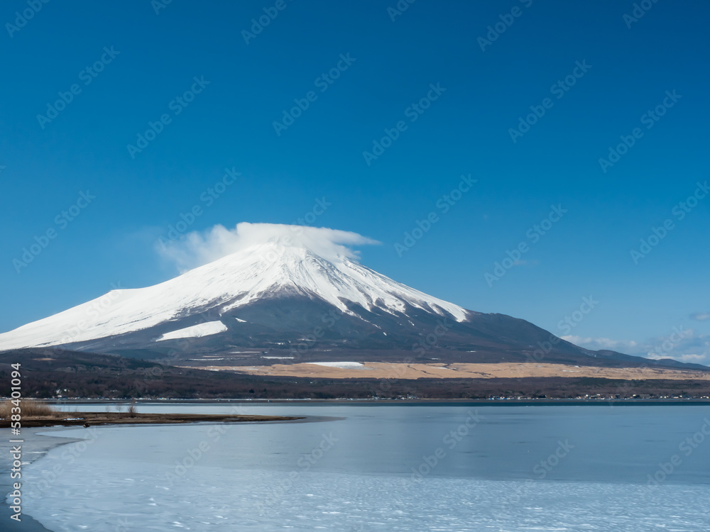富士山と凍った山中湖