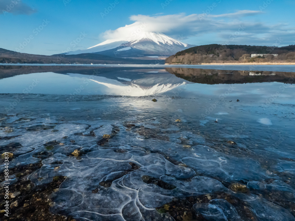 富士山と凍った山中湖