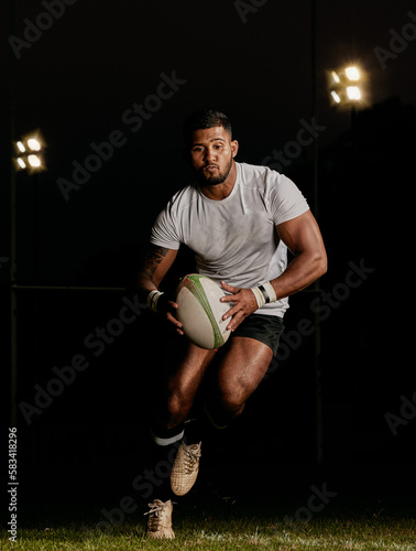 Foto Rugby, night and man running with ball to score goal at dark stadium at game, match or practice workout