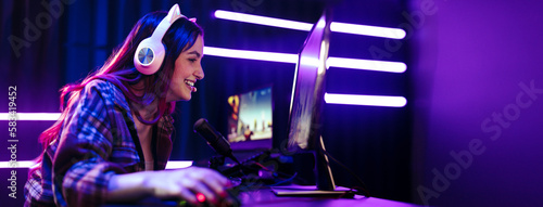 Fotografia Esports and online gaming: Woman live streaming her video game session