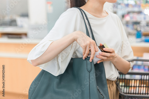 Quadro su tela 店で万引きする女性(窃盗・犯罪・盗む・レジ袋有料化)