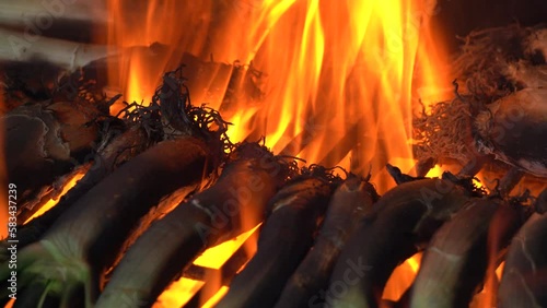 cocina de calcots típico de Catatonia en fuego