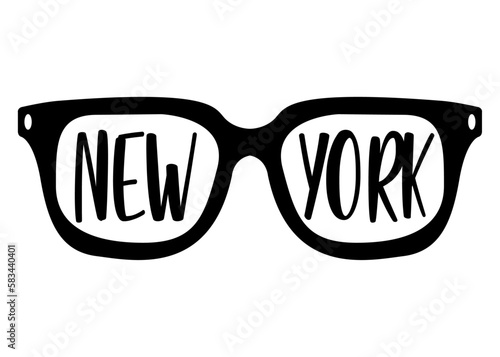 Destino de vacaciones. Logo aislado con silueta de gafas de sol con letras nombre ciudad New York en texto manuscrito	