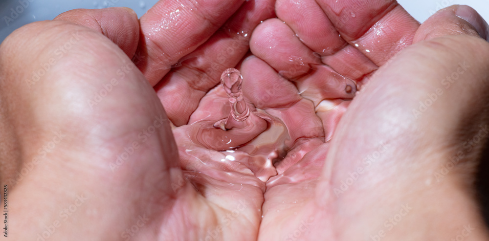 手の中で跳ねる水滴