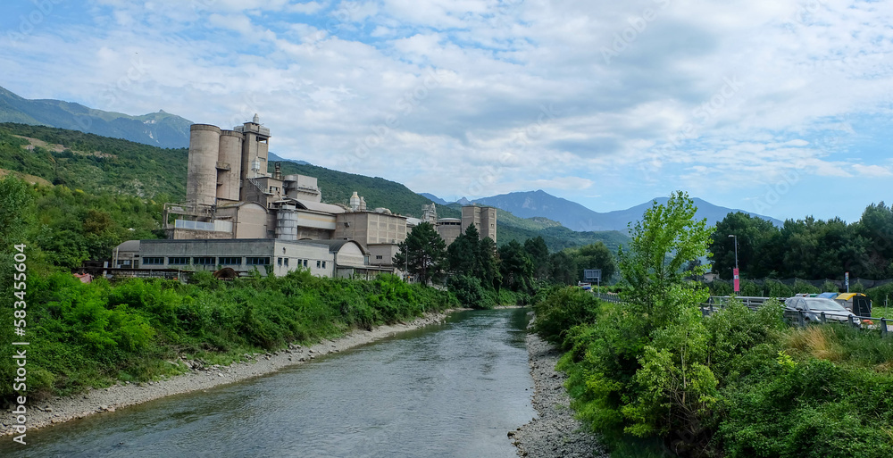 Fabrik an Flusslauf in Italien