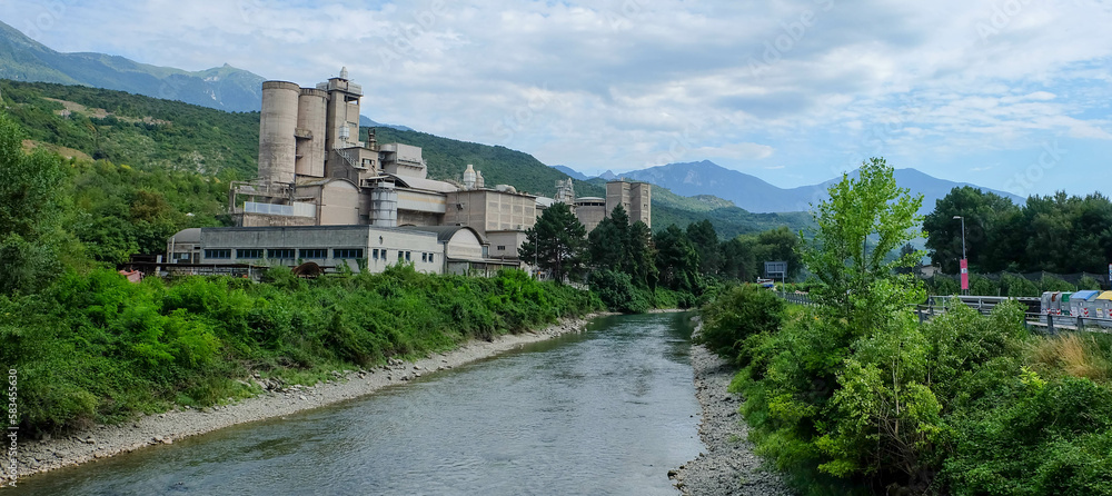 Fabrik an Flusslauf in Italien