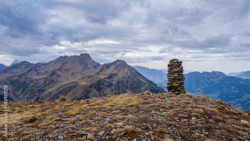 Riesen-Steinmännchen als Gipfelkreuz am Fellimännle-Gipfel im Europaschutzgebiet Verwall im Montafon - Ausblick auf ein beeindruckendes Bergpanorama