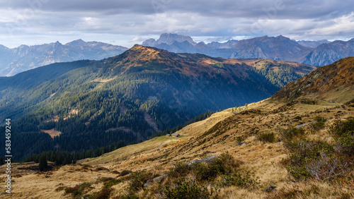 Lichtstimmung über der Gretschalpe im Europaschutzgebiet Verwall im Montafon - Ausblick auf ein beeindruckendes Bergpanorama